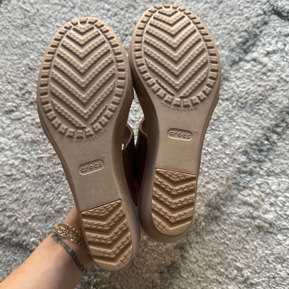 Crocs Leigh II 2 Strap Graphic Wedge Sandal brown taupe green slip on 8 - Picture 10 of 12